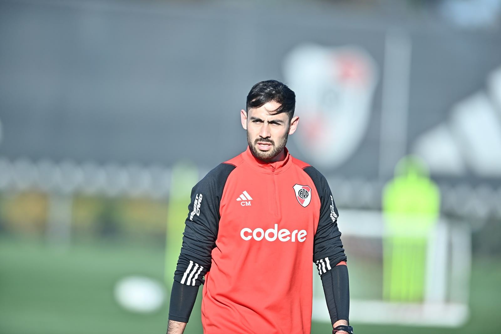 Retrato del kinesiólogo en el campo de entrenamiento